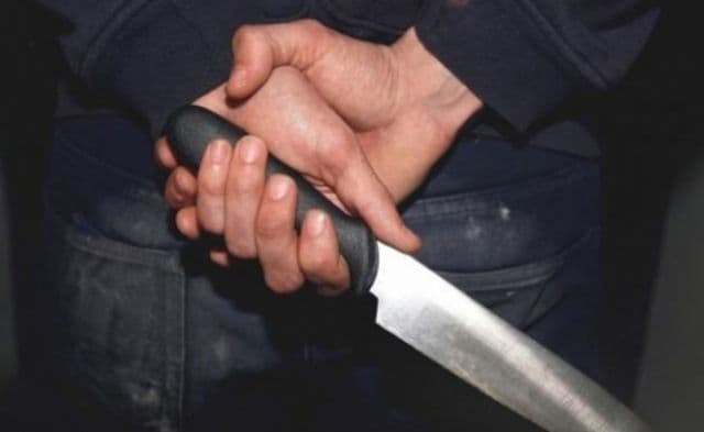O adolescentă a fost înjunghiată de iubitul ei, supărat că fata nu a vrut să fugă cu el de acasă