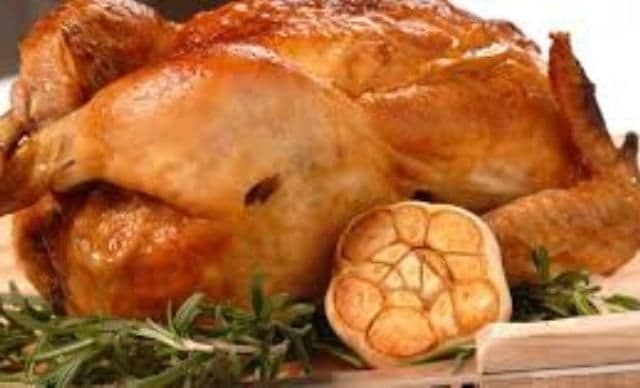 Peste 80 la sută din puii crescuţi în România sunt plini cu substanţe chimice