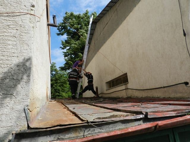 Adolescent coborât de pe o clădire cu ajutorul pompierilor