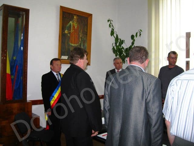 Ședință de Consiliu Local Dorohoi cu tricolor, stemă și intonarea imnului în prezența prefectului