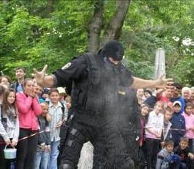 Polițiștii, alături de copiii dorohoieni, pentru a sărbători ziua de 1 iunie - FOTO