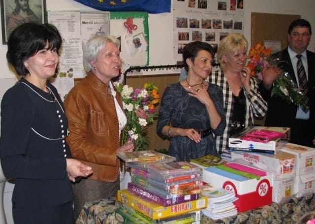 Senatorul Doina Federovici împreună cu reprezentanți OFSD Botoșani au oferit peste 100 de cadouri copiilor din Ionășeni