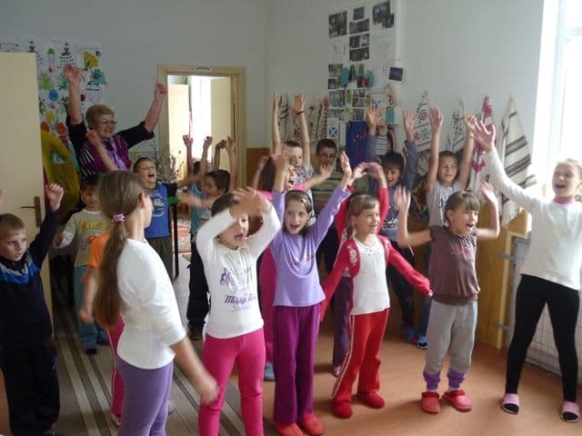 „Haideţi copii să cântăm cu toţi copiii din ţară!” La Şcoala Primară nr. 2 Sauceniţa - FOTO