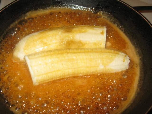 Banană caramelizată cu înghețată
