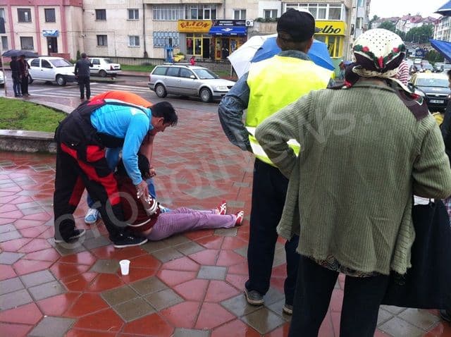 Femeie ajunsă de urgență la spital după ce a căzut în plină stradă în municipiul Dorohoi – FOTO
