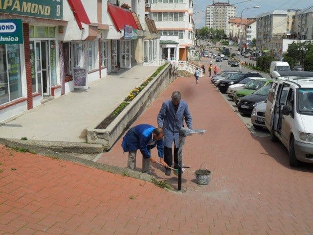 Primaria Dorohoi montează coşuri de gunoi asortate cu modernizările 