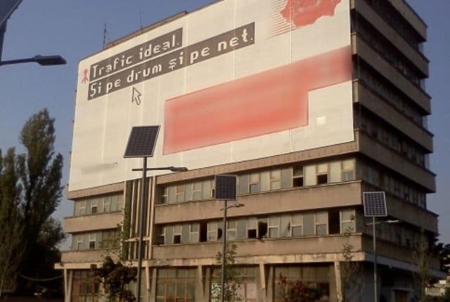 Amplasarea de bannere publicitare pe clădiri aflate în stare avansată de deteriorare, interzisă