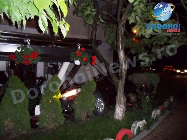 Un tânăr a intrat cu mașina într-un bar din Dorohoi în care se aflau clienți - FOTO