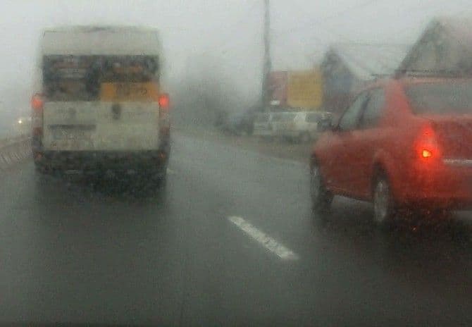 Sfaturi utile despre „Cum să conduci maşina pe ploaie”