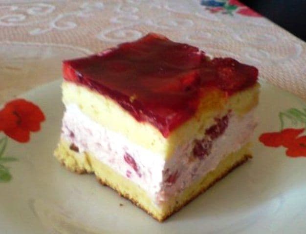 Prăjitură cu căpșuni