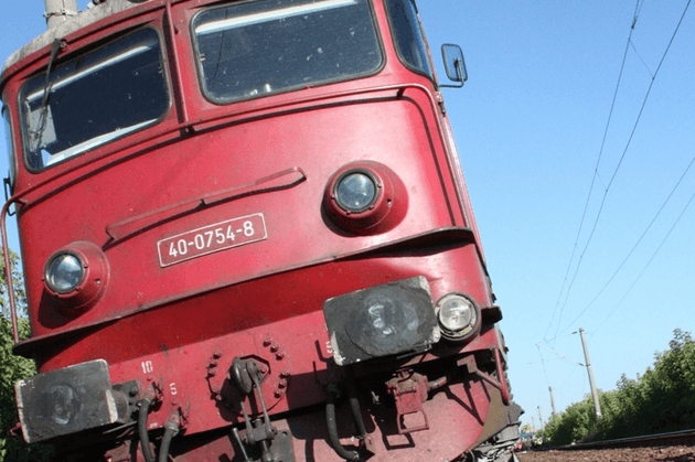 Maşină lovită de trenul Iaşi - Dorohoi. Un copil de 5 ani, rănit grav în accident