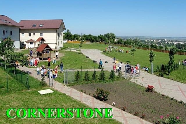 Dorohoi: „CORNERSTONE”, revista Şcolii Gimnaziale – Filiala Asociaţiei HOPE FOR THE CHILDREN  