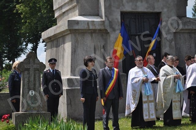 Dorohoi: Slujbă de pomenire și depunere de coroane de „Ziua Eroilor şi Martirilor Neamului Românesc” - FOTO