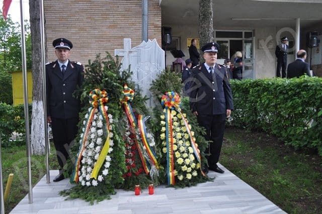ISU Dorohoi: Defilare și depunere de coroane la monumentul eroilor pompieri – VIDEO/FOTO