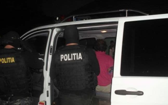 Suspecţi de săvârşirea mai multor furturi de animale, identificaţi şi reţinuţi de poliţişti 