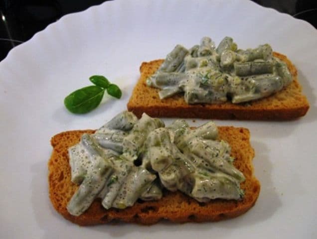 Tartine cu fasole verde, usturoi și maioneză