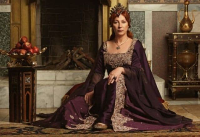 Primele imagini cu înlocuitoarea frumoase Meryem Uzerli din Suleyman Magnificul!