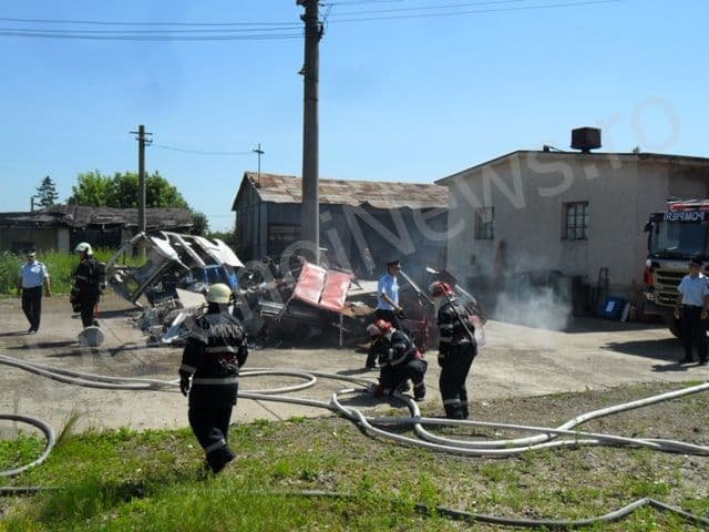 Intervenție în forță a pompierilor dorohoieni în urma izbucnirii unui incendiu și producerii unui accident - FOTO