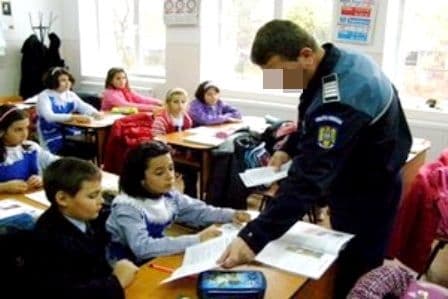 Polițiștii dorohoieni continuă activitățile de prevenire în rândul elevilor din învățământul preuniversitar 