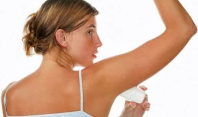 Mici trucuri care te scapă de transpiraţia abundentă