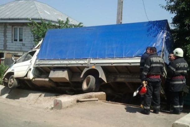 Un TIR a spulberat trei oameni care stăteau pe o bancă, în județul Iași