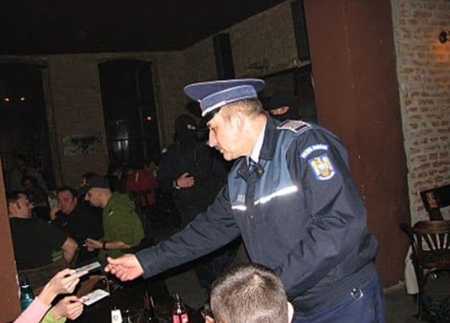 Acţiune a poliţiştilor de investigaţii criminale. Amenzi de peste 1500 lei în trei cluburi de noapte