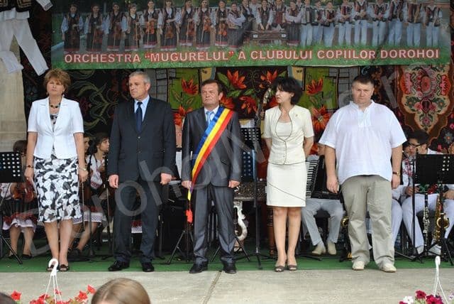 Oficialități prezente la Dorohoi în a doua zi a Festivalul Internațional de Muzică Populară „Mugurelul” - FOTO
