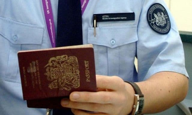 Zeci de mii de turiști, obligați să plătească 3.000 de lire la intrarea în Marea Britanie