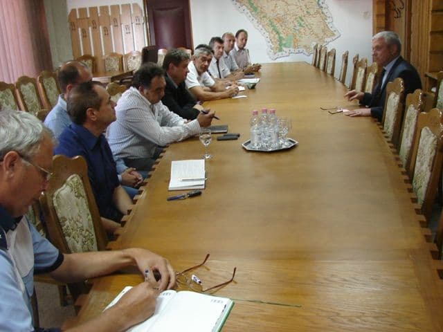 Şedinţă ad-hoc la prefectură privind siguranţa transportului de persoane