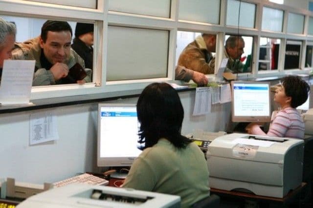 Taxele de timbru se împuţinează, dar se majorează de 4,5 ori
