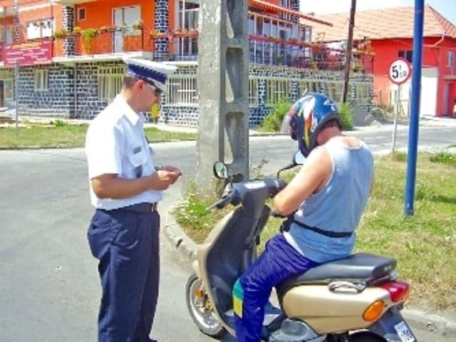 Mopediști depistați în trafic fără a poseda permis de conducere
