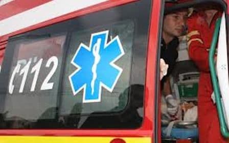 Un bărbat a ajuns la spital după ce a condus sub influenţa alcoolului și s-a proptit cu mașina într-un stâlp