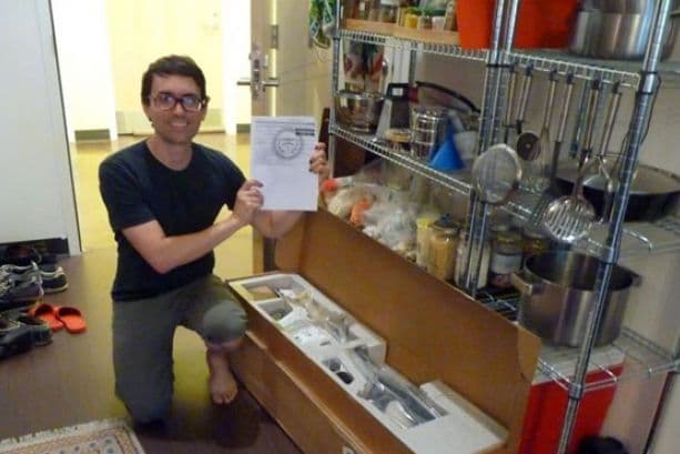 A comandat un televizor de pe internet. Când a deschis coletul a rămas îngrozit