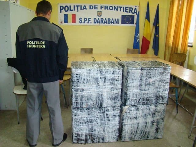 80.000 ţigarete de contrabandă descoperite într-un autoturism, la Darabani - FOTO