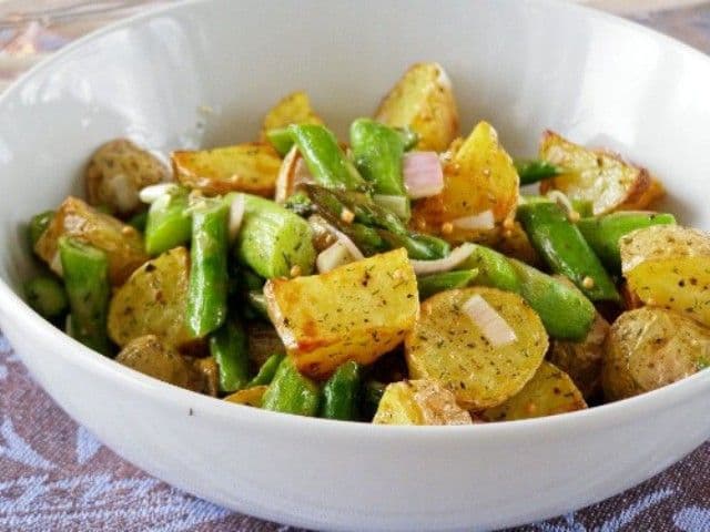 Salată de cartofi noi cu ceapă verde
