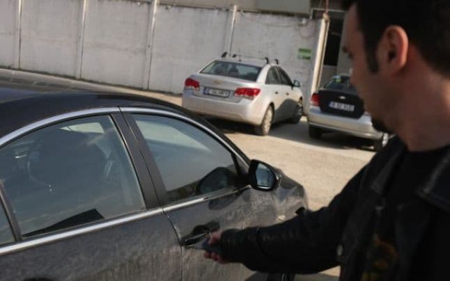 Suspect de săvârşirea unor furturi din autovehicule, identificat şi reţinut de către poliţişti la Botoșani