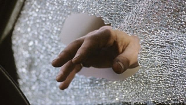 Un botoșănean a distrus cu pumnul, geamul unei mașini care dădea prioritate pietonilor