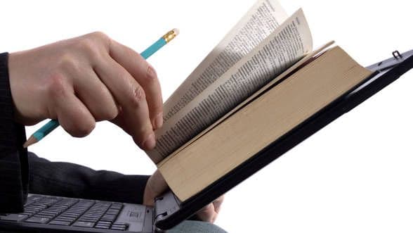 Dorohoienii cred că atracția față de internet este motivul pentru care oamenii nu mai citesc cărţi
