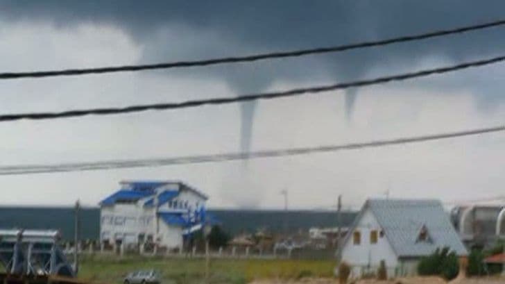 Fenomen spectaculos în Vama Veche. Turiştii au rămas fără cuvinte când au văzut tornada! - VIDEO