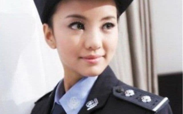Păruială între două polițiste în intersecţie - VIDEO