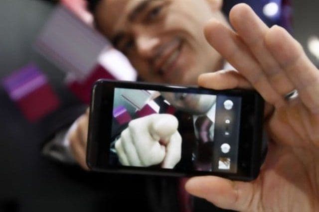 Smartphone-urile distrug piaţa aparatelor foto compacte