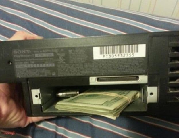 INCREDIBIL: Ce a descoperit un bărbat într-un PlayStation cumpărat de la un târg de vechituri