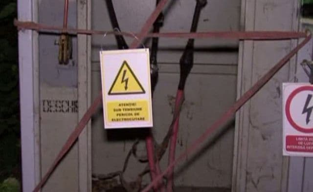 Un tânăr suceavean s-a electrocutat după ce a confundat un transformator electric cu... o toaletă