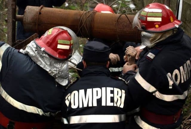 Femeie căzută în fântână, salvată de pompierii botoșăneni