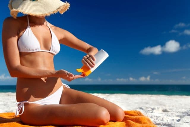 Remedii naturale. Vezi cum calmezi usturimile şi cum îţi repari pielea de la arsurile solare