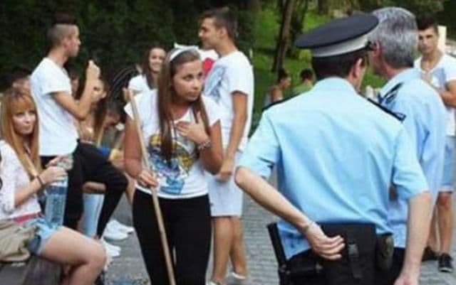 Vezi ce au păţit câţiva tineri care mâncau seminţe într-un parc