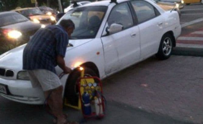 Cum a scăpat un român de blocajul de pe roată