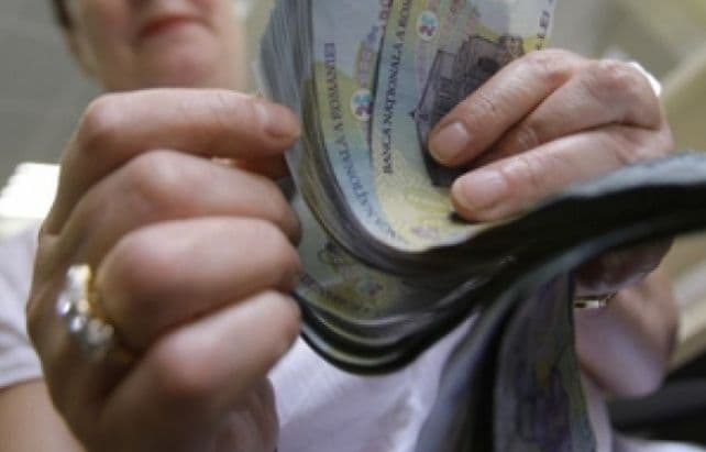 Angajată Provident din Botoșani, bănuită că a încasat 46.000 de lei din contracte false