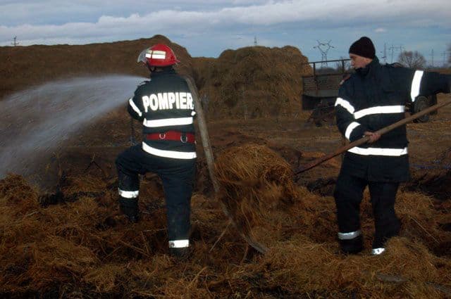 Furaje incendiate din joacă de un copil