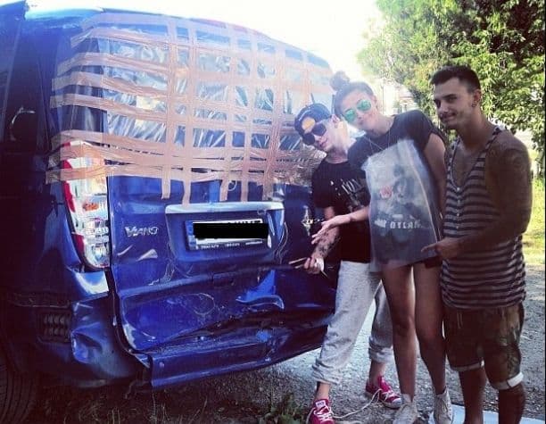 Antonia şi dansatorii ei, implicaţi într-un accident rutier. Maşina în care se aflau s-a făcut praf